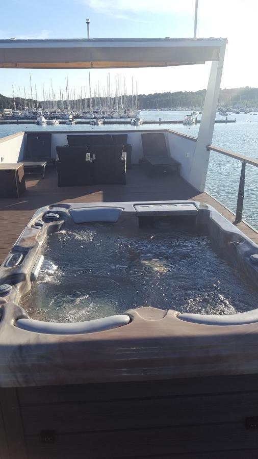 Floating House - Arena 2 Ferienhaus Pula