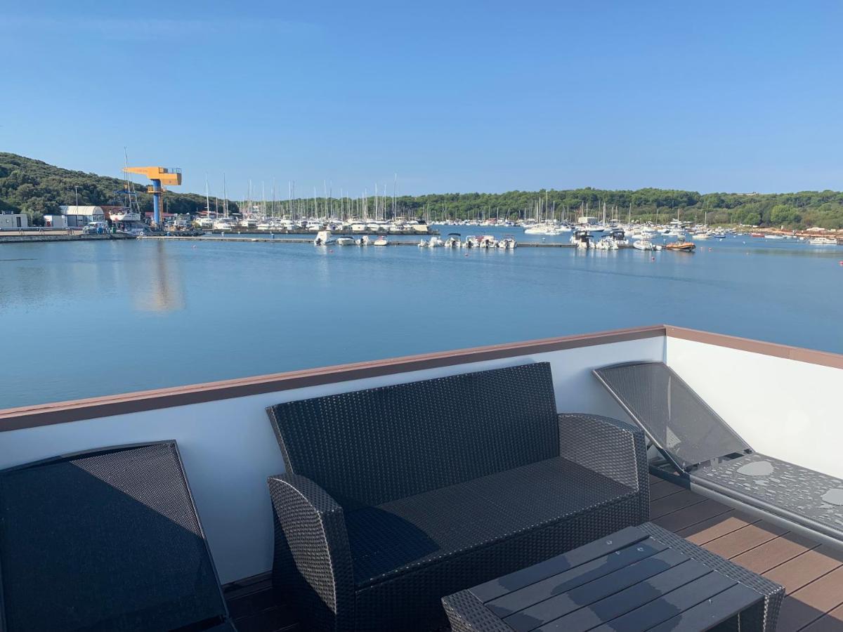 Floating House - Arena 2 Case de vacanță